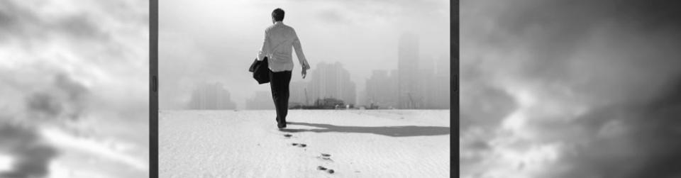 Ein Mann läuft auf San und hinterläßt Spuren. Im HIntergrund  ist schemenhaft eine Großstadt zu sehen.